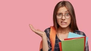 Studentica razmišlja kako preživjeti na prvoj godini studija